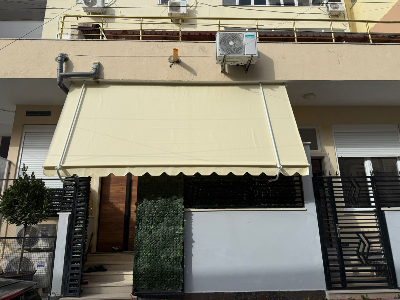 Tende e thjeshte me tuba e montuar ne shtepi private Tende e thjeshte me tuba e montuar ne shtepi private